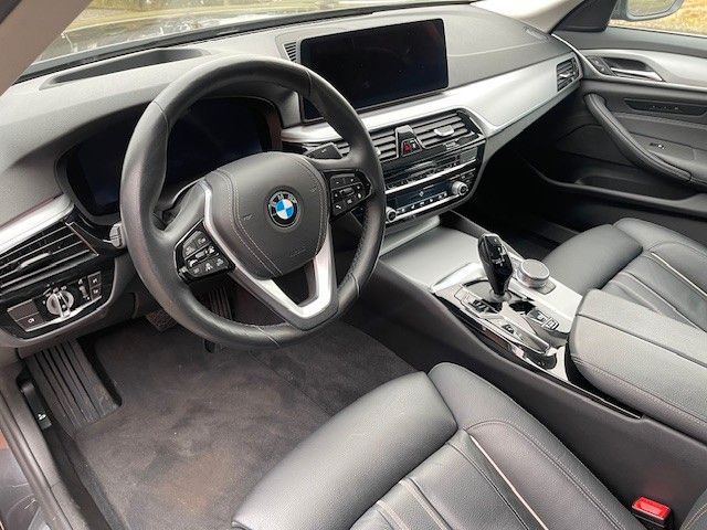 Fahrzeugabbildung BMW 545e xDrive Limousine