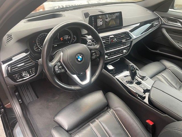 Fahrzeugabbildung BMW 520 d xDrive Sport Line HEAD UP,LEDER,PANO,AHK