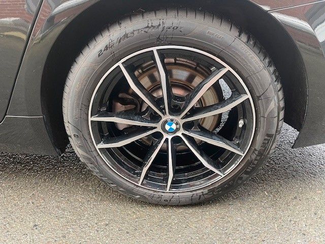 Fahrzeugabbildung BMW 520 d xDrive Sport Line HEAD UP,LEDER,PANO,AHK