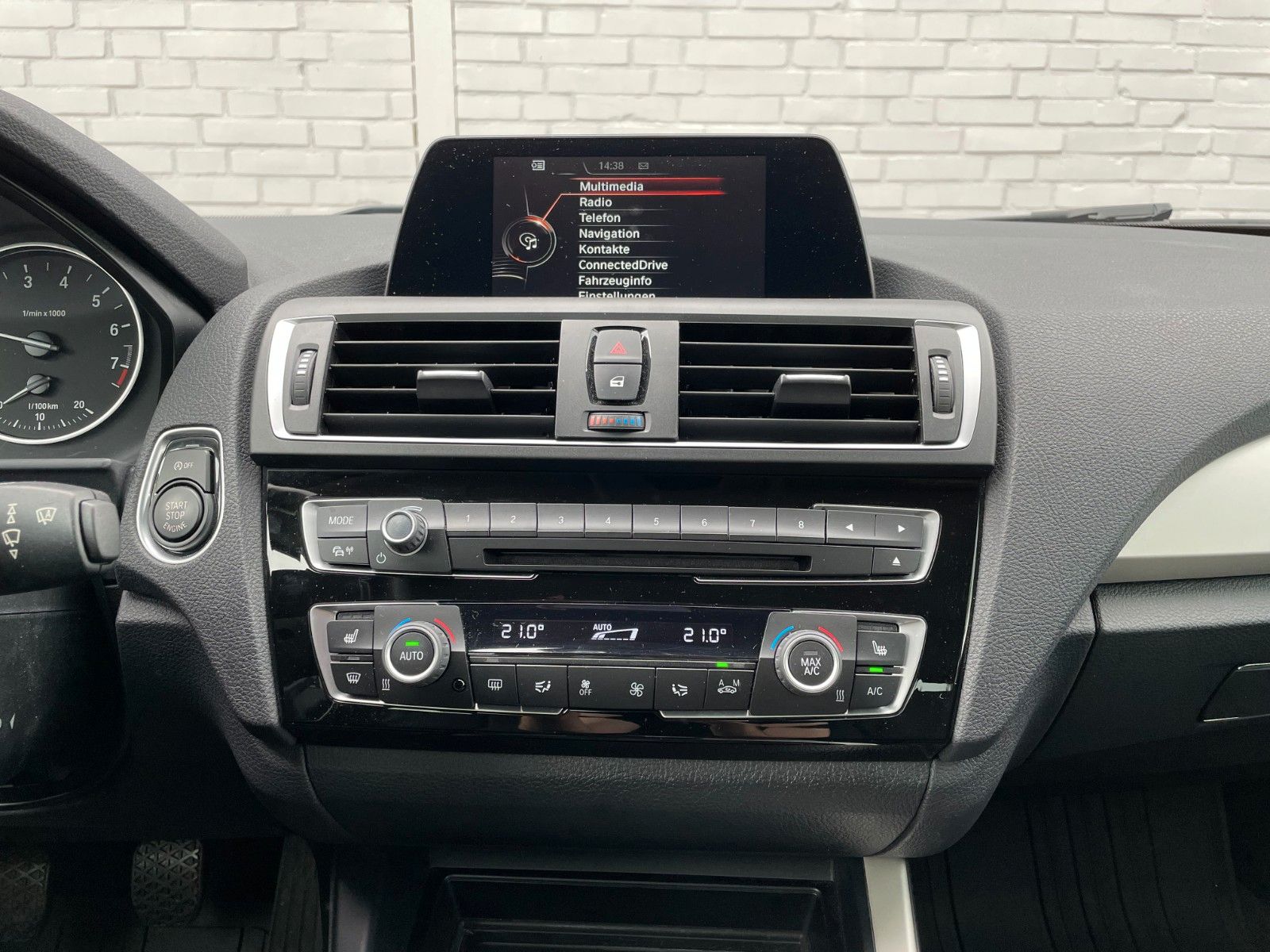 Fahrzeugabbildung BMW 218i Coupe