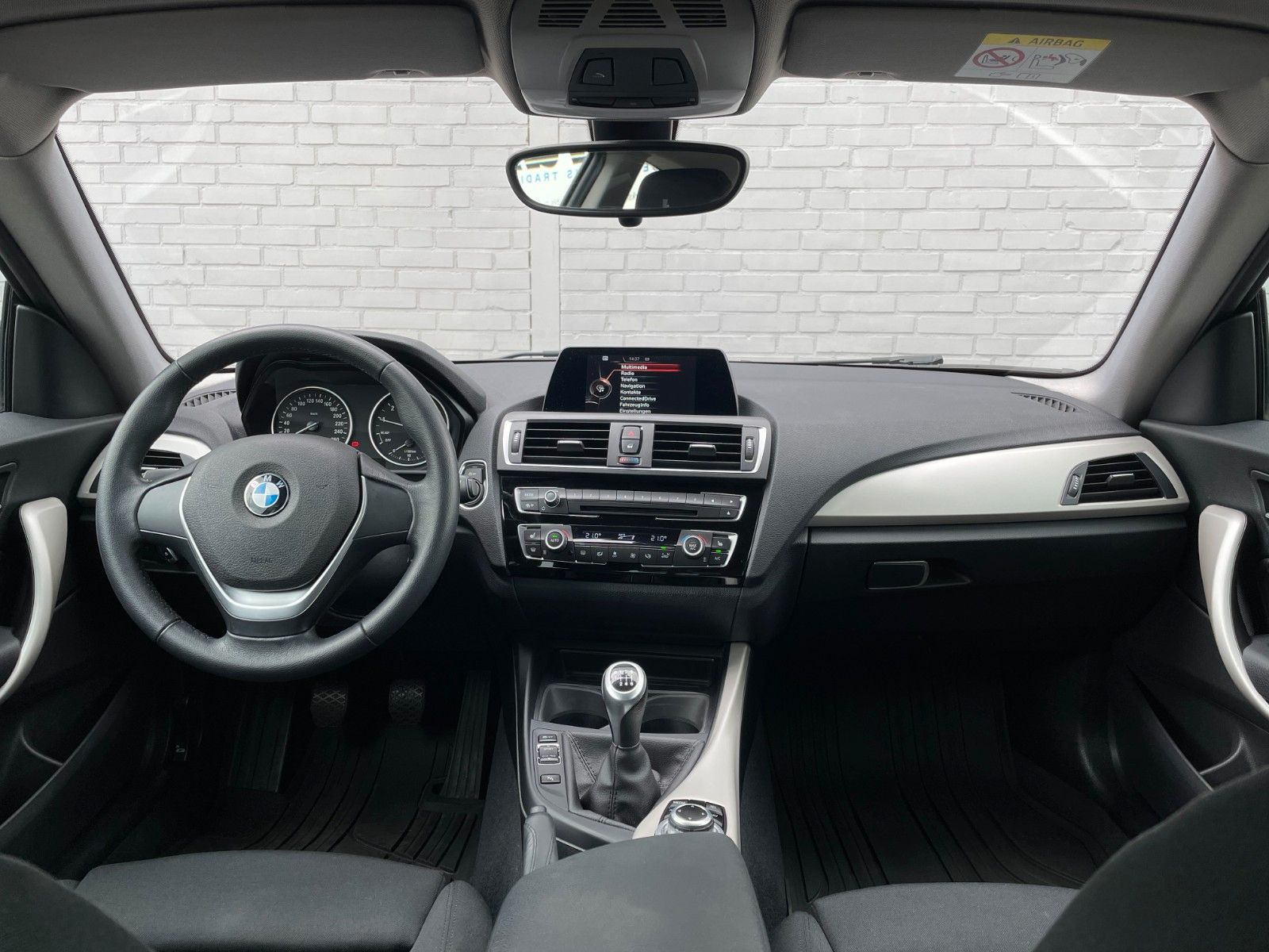 Fahrzeugabbildung BMW 218i Coupe