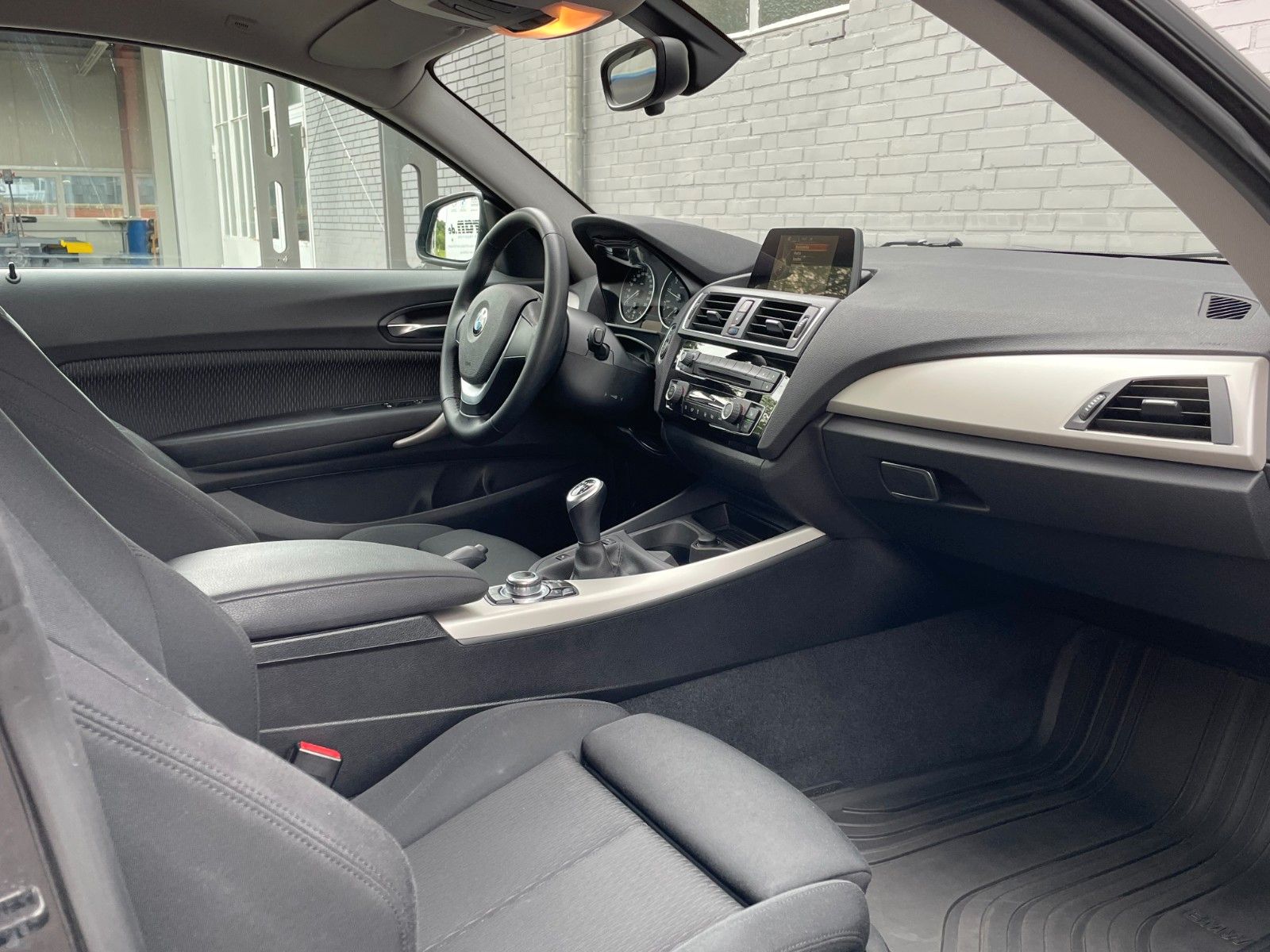 Fahrzeugabbildung BMW 218i Coupe