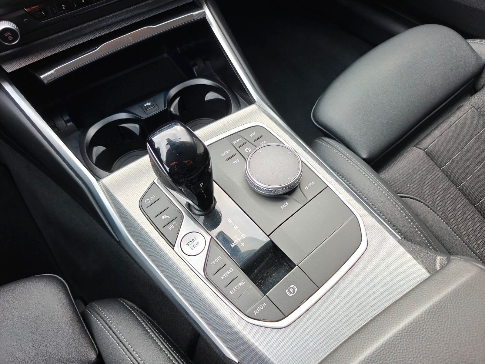 Fahrzeugabbildung BMW 330e Touring Sport Line