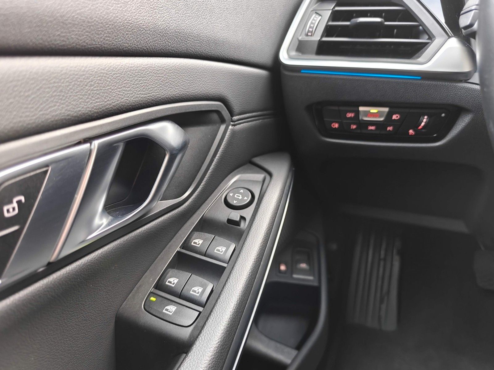 Fahrzeugabbildung BMW 330e Touring Sport Line