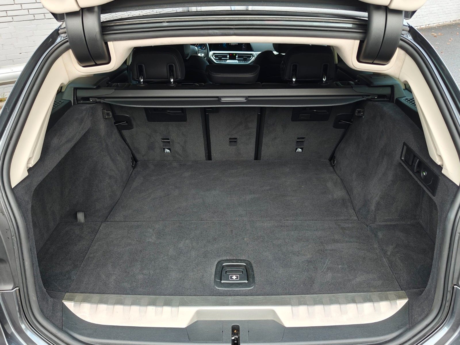 Fahrzeugabbildung BMW 330e Touring Sport Line