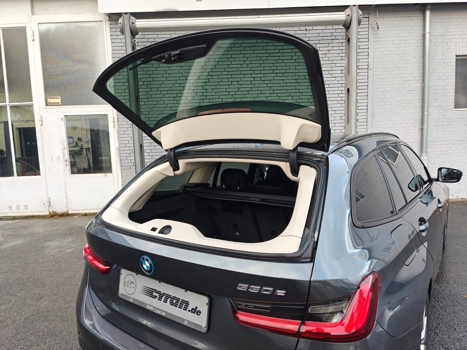 Fahrzeugabbildung BMW 330e Touring Sport Line