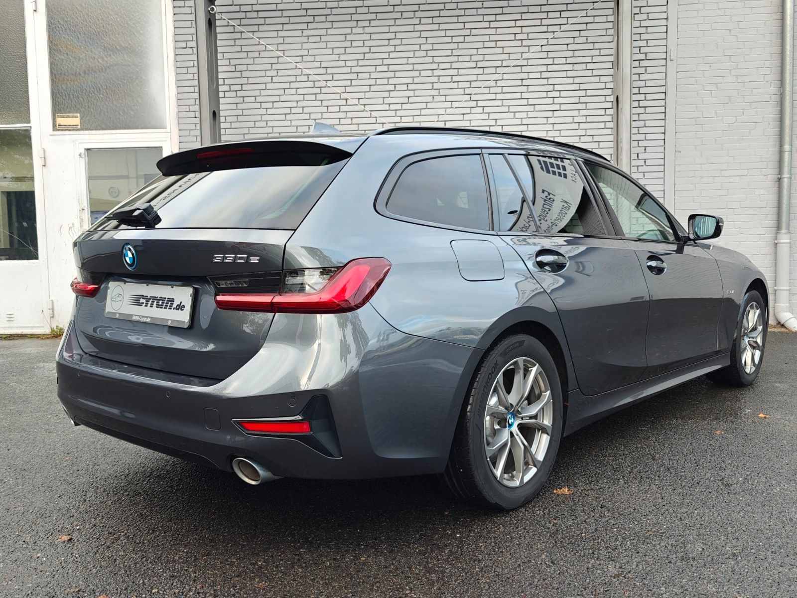 Fahrzeugabbildung BMW 330e Touring Sport Line