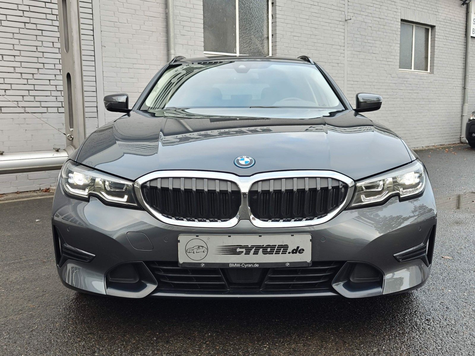 Fahrzeugabbildung BMW 330e Touring Sport Line
