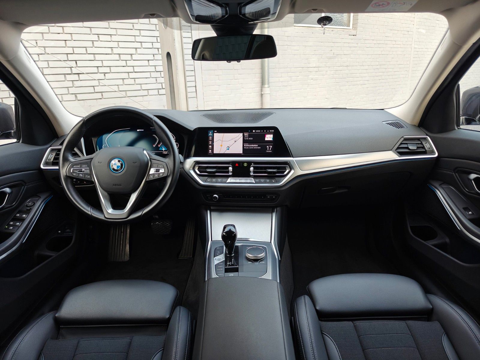 Fahrzeugabbildung BMW 330e Touring Sport Line
