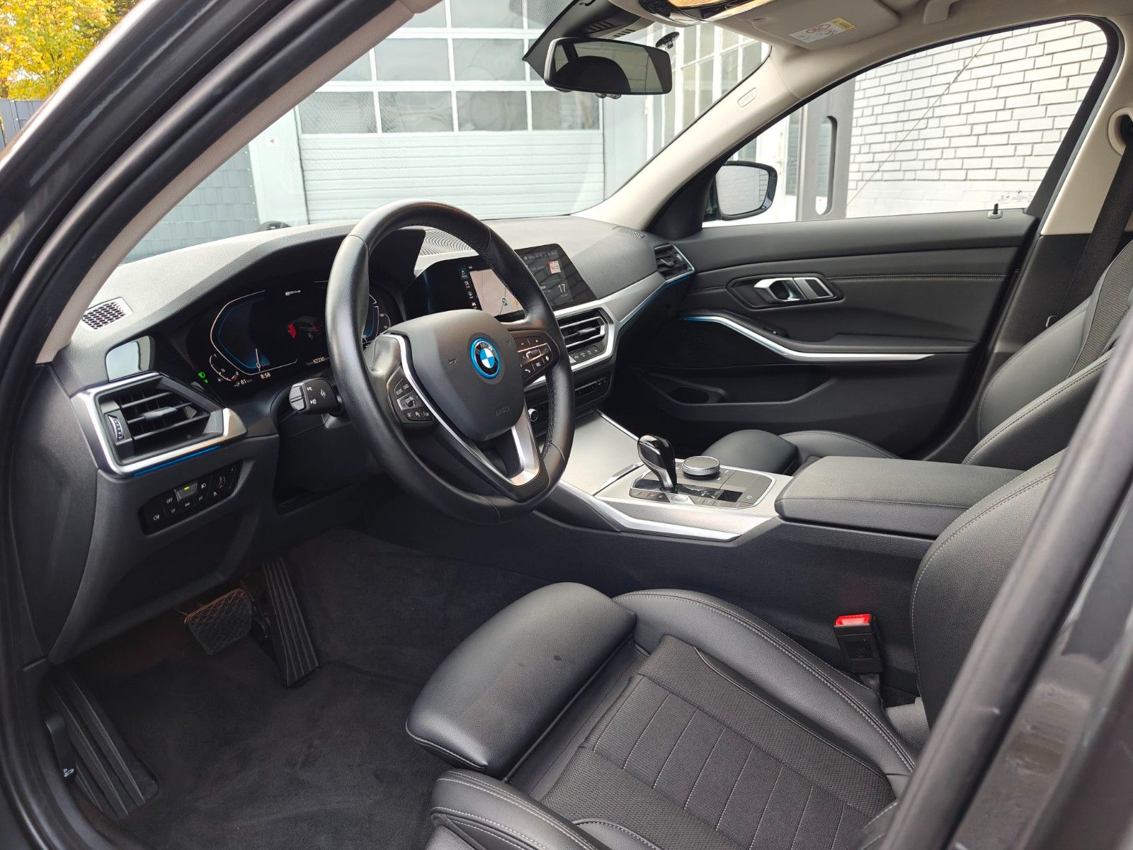 Fahrzeugabbildung BMW 330e Touring Sport Line