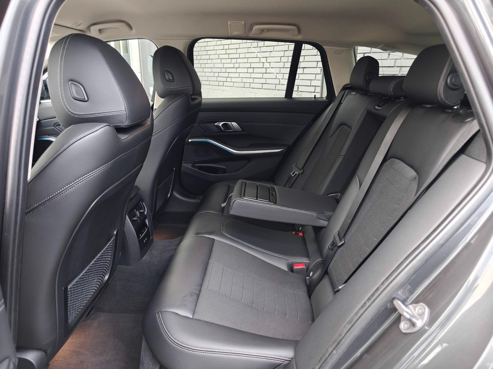 Fahrzeugabbildung BMW 330e Touring Sport Line