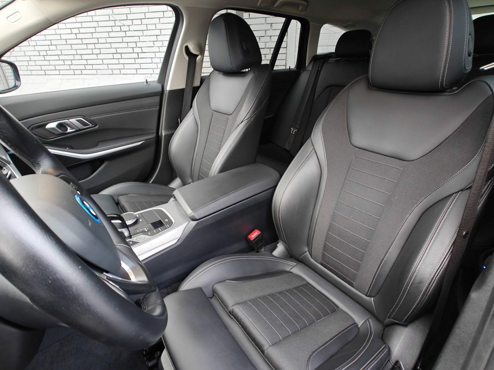 Fahrzeugabbildung BMW 330e Touring Sport Line