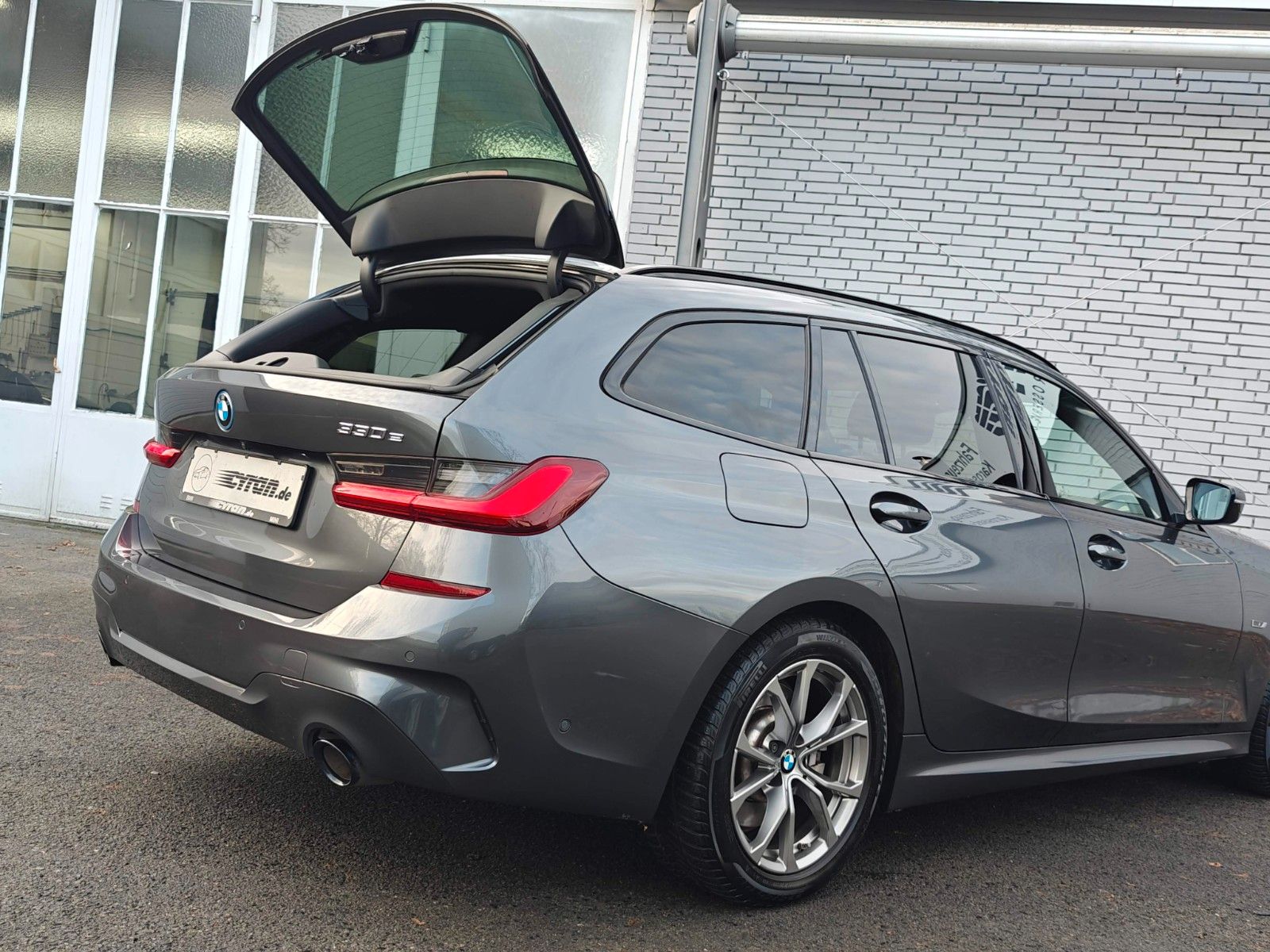 Fahrzeugabbildung BMW 330e Touring M Sport