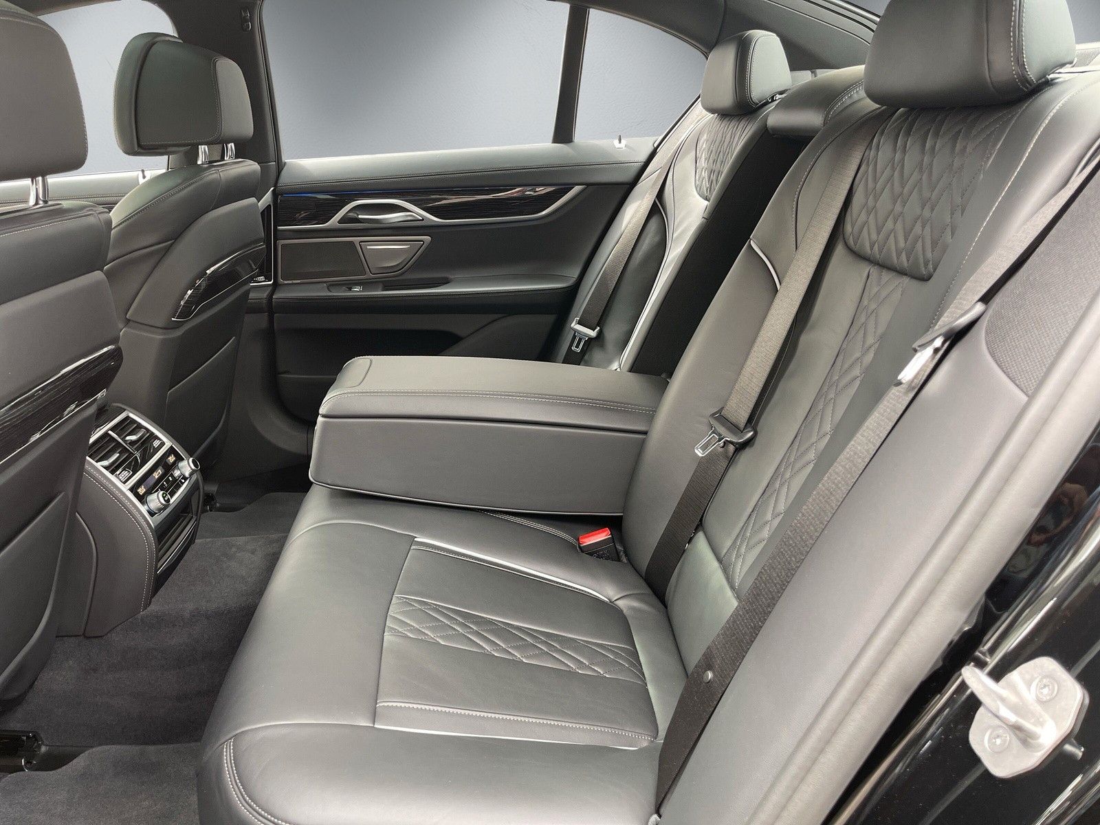 Fahrzeugabbildung BMW 750 i xDrive M Sport