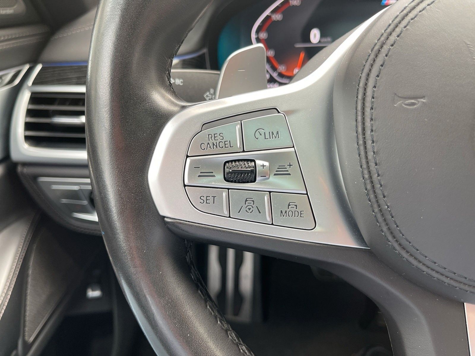 Fahrzeugabbildung BMW 750 i xDrive M Sport