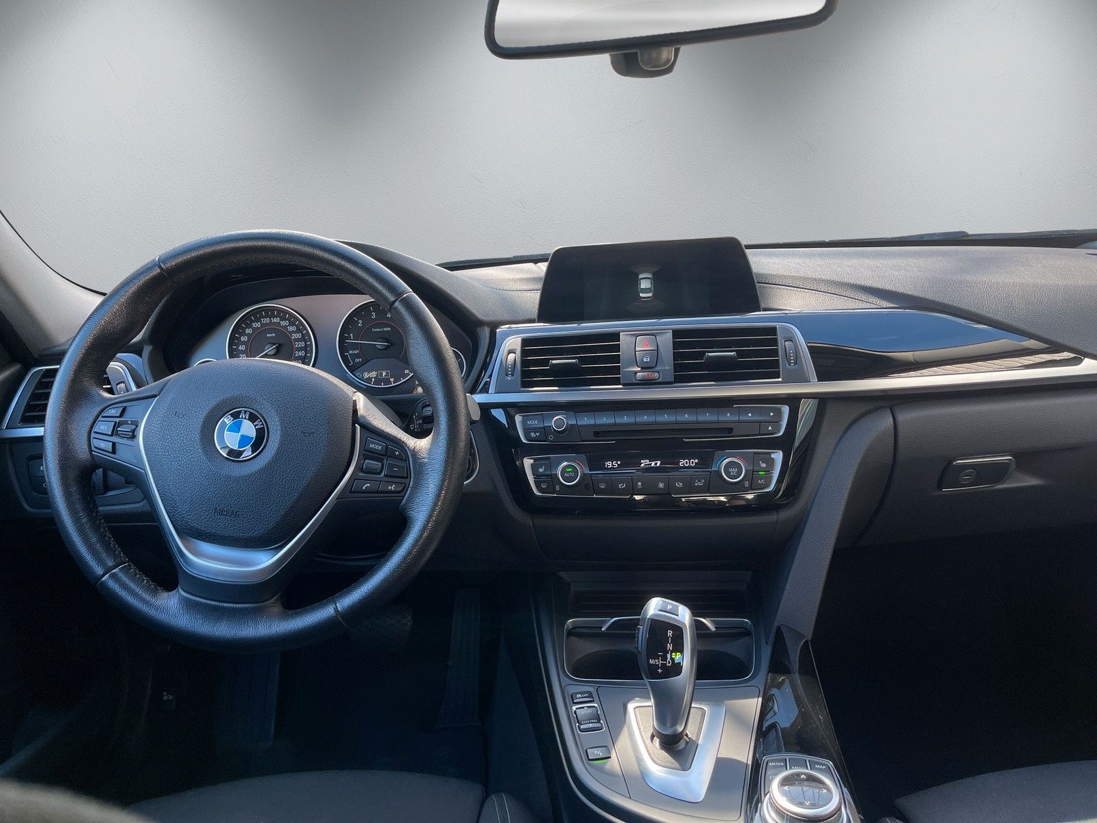 Fahrzeugabbildung BMW 320 i Limousine Sport Line