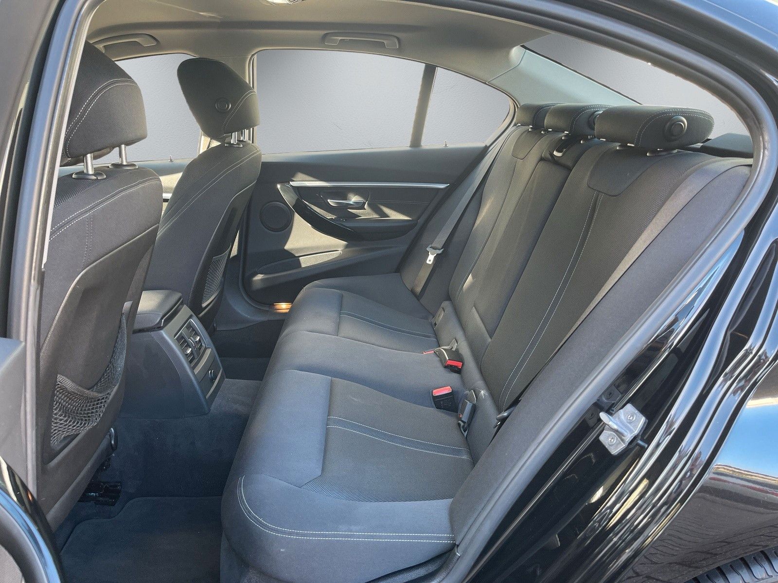 Fahrzeugabbildung BMW 320 i Limousine Sport Line