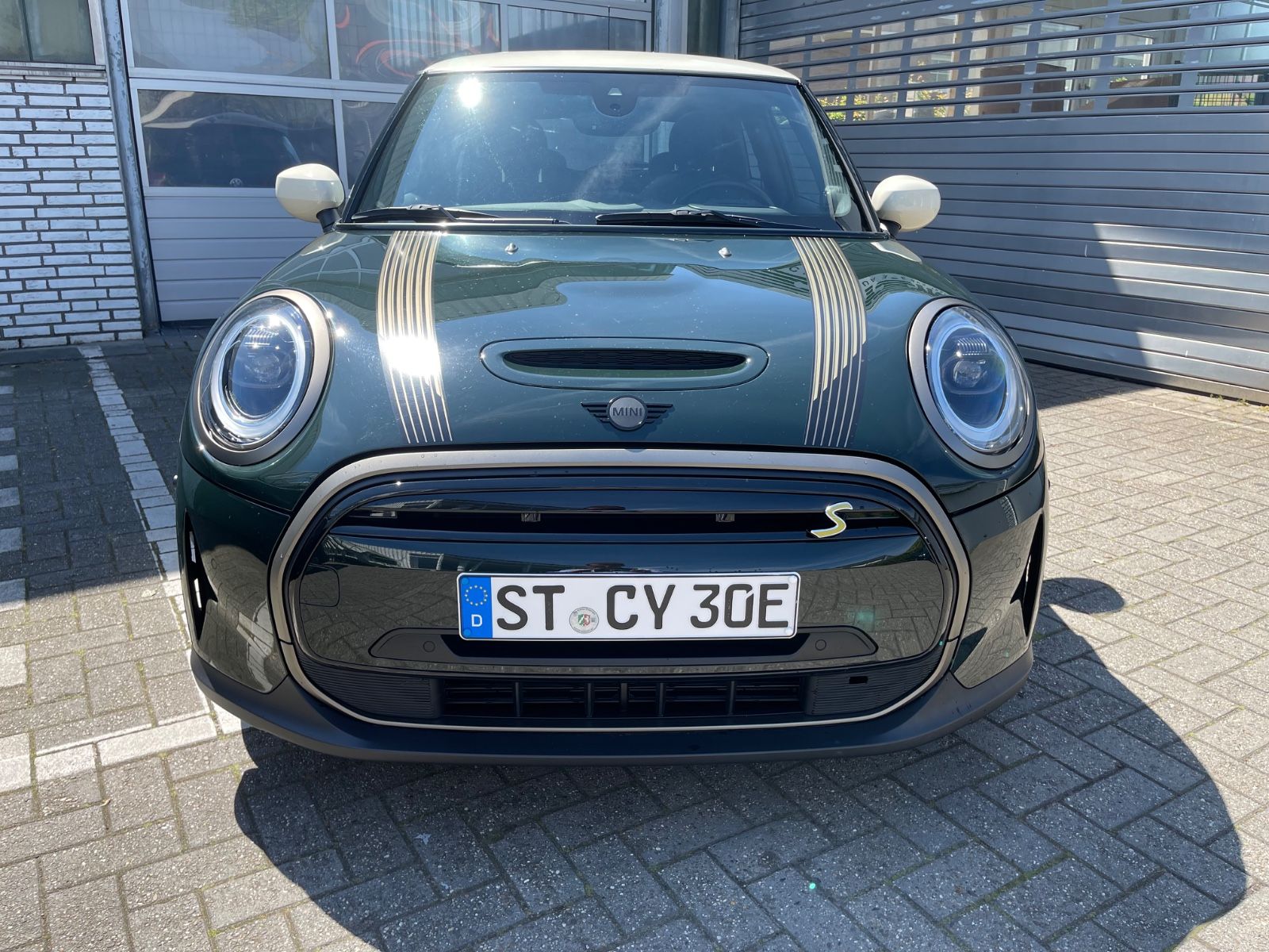 Fahrzeugabbildung MINI MINI COOPER SE Resolute Edition